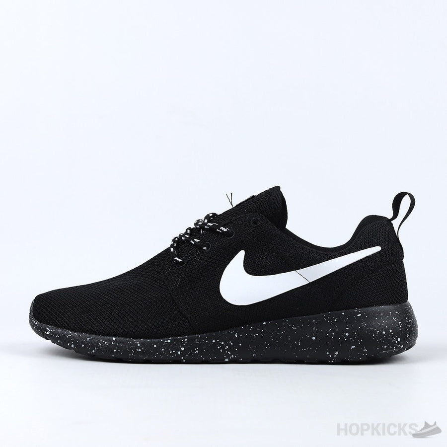 NK Tanjun Black Running Shoes Speckled Sole