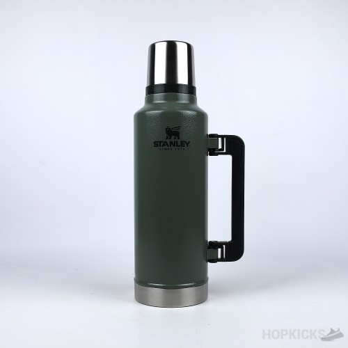 Stanley Legendary Classic Bottle Green (1.9L) (Dot Perfect)